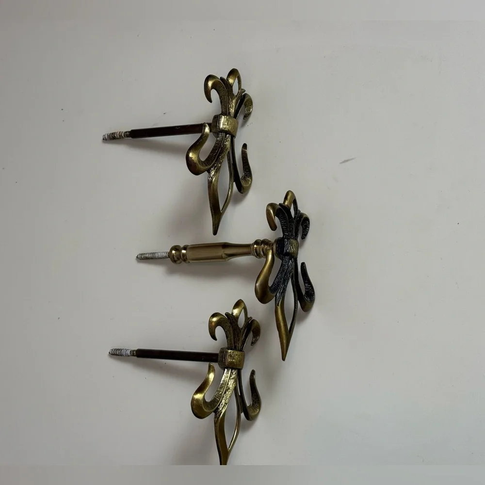 Vintage Brass Fleur-de-Lis Drawer Pulls Set of 4 Ornate Cabinet Hardware